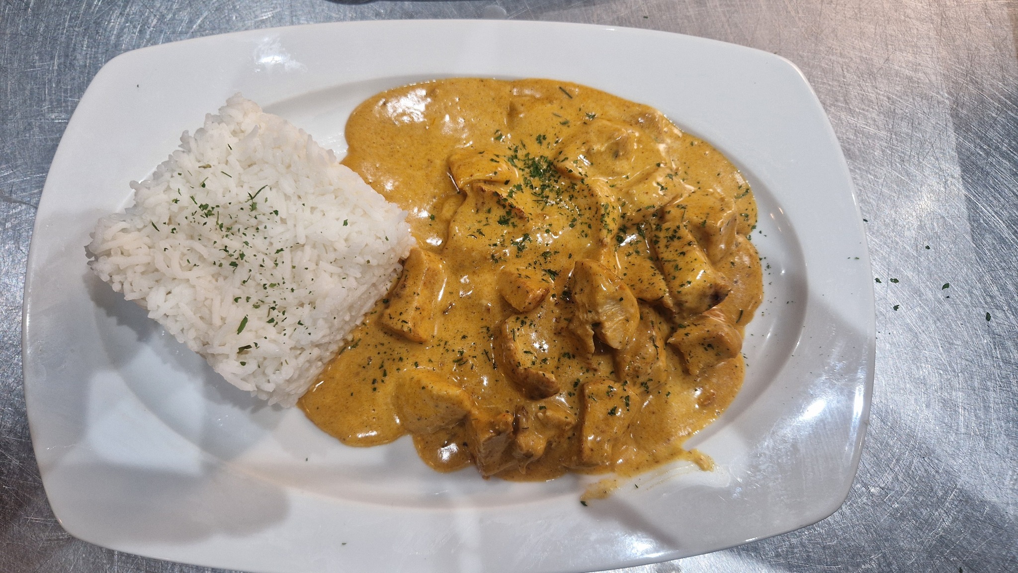 Curry de viande tendre avec riz parfumé aux herbes