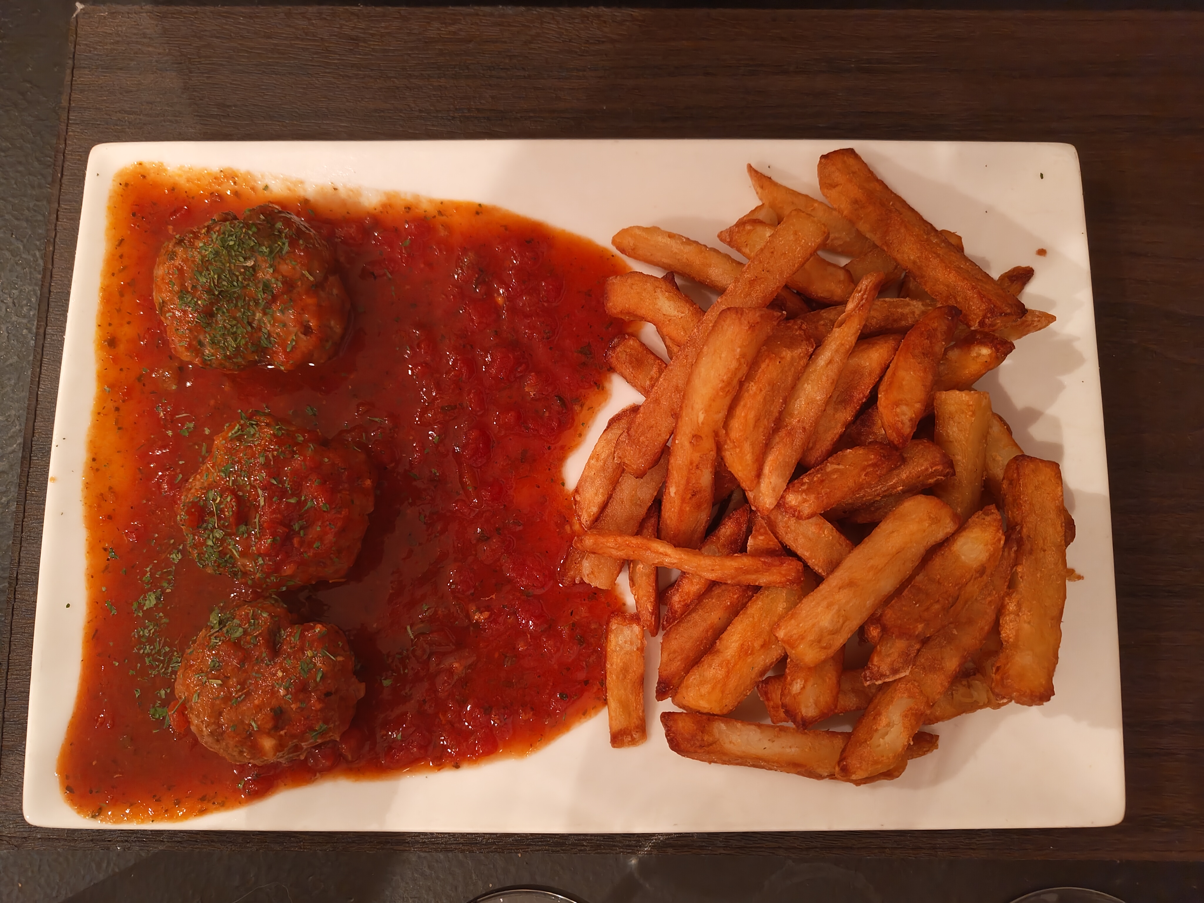 Boulettes de viande maison avec frites dorées