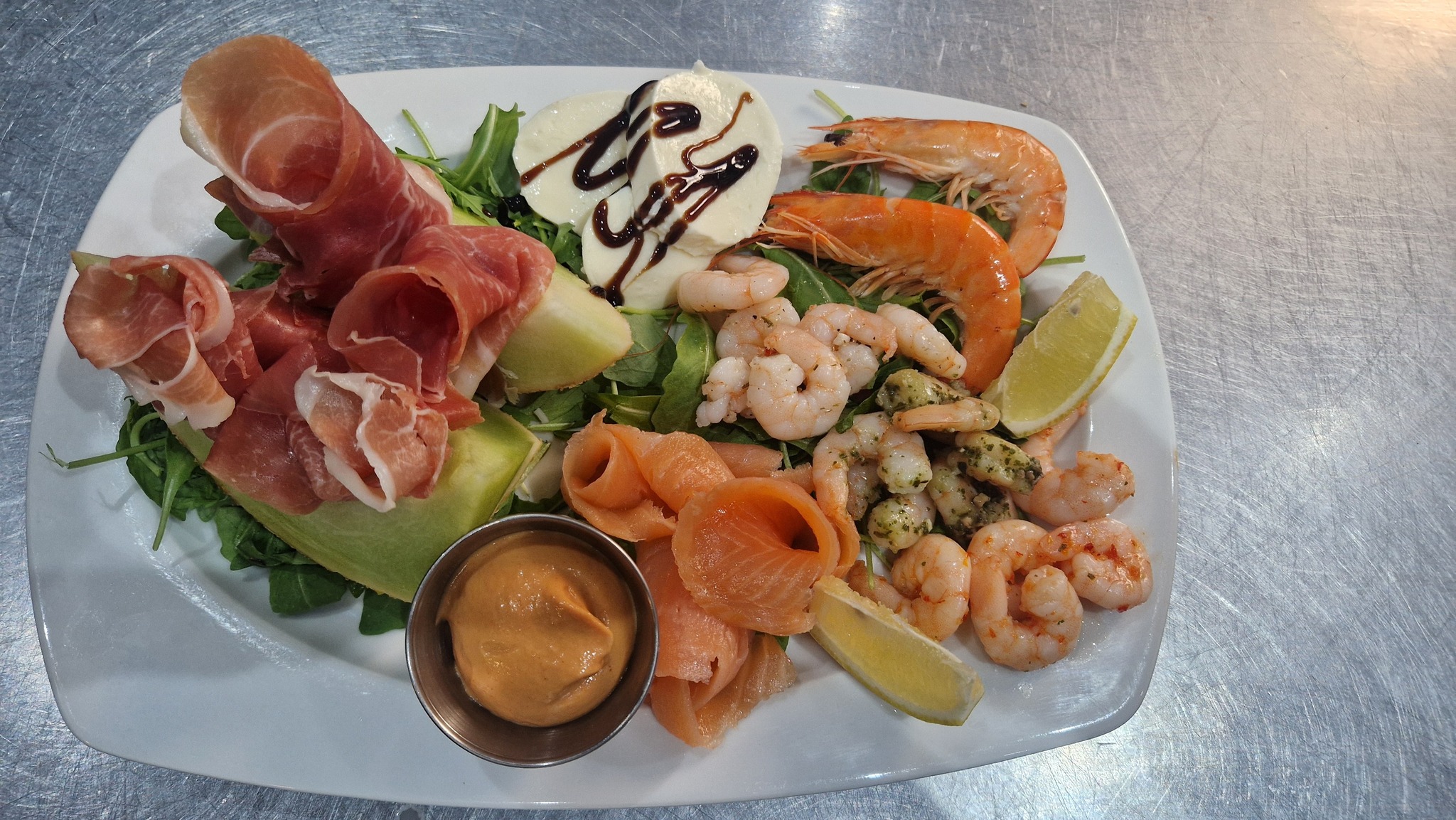 Plateau de fruits de mer et charcuterie fine