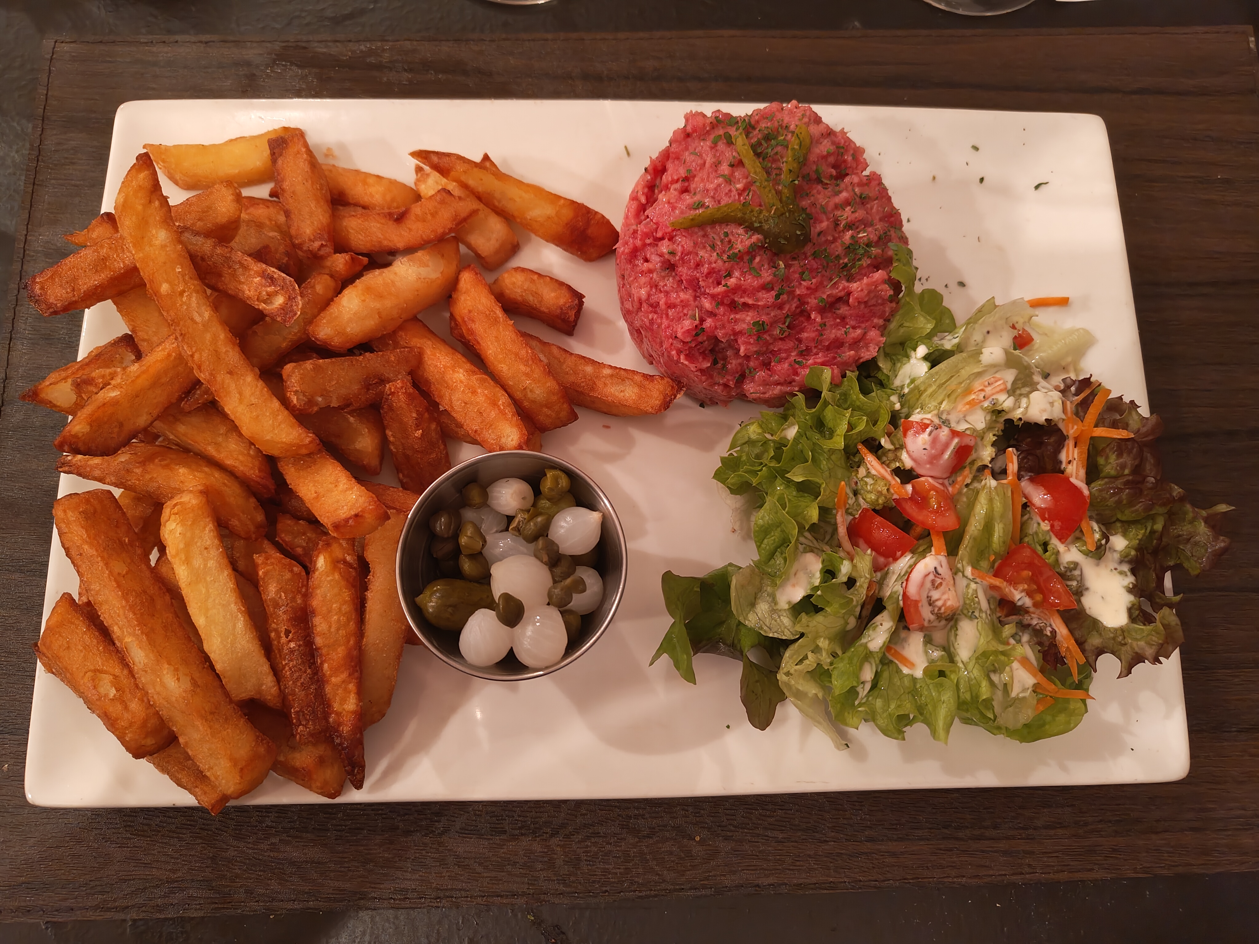 Tartare de bœuf avec salade fraîche et frites